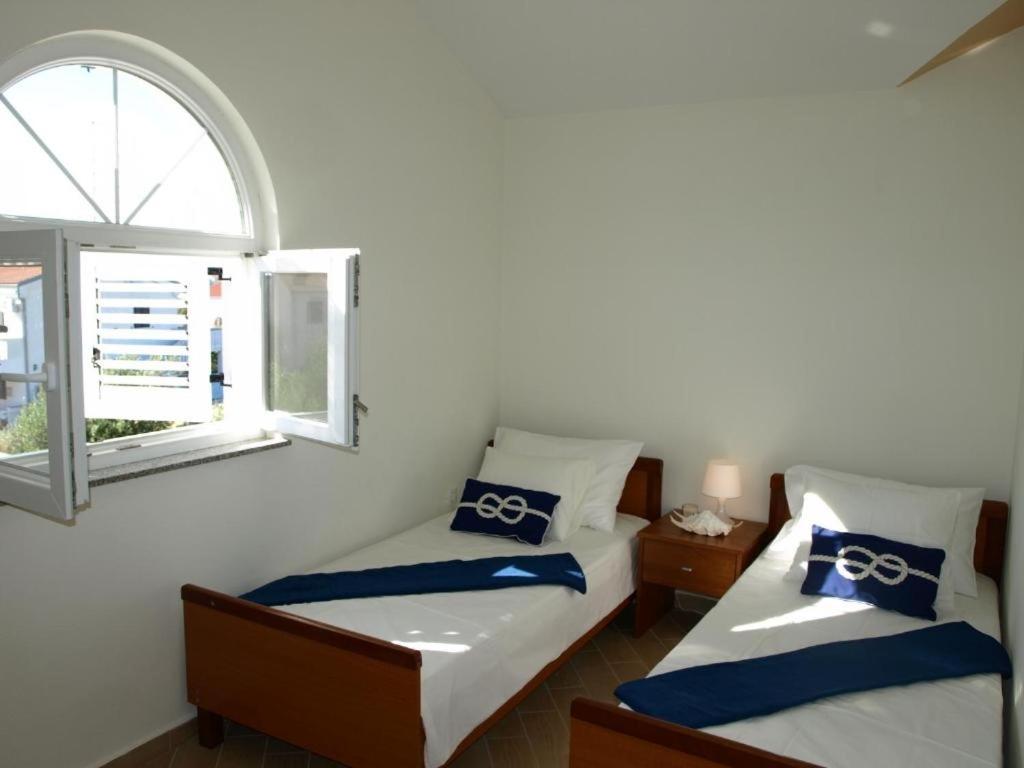 Posteľ alebo postele v izbe v ubytovaní Holiday house in Drage with terrace, air conditioning, WiFi, washing machine (4884-1)