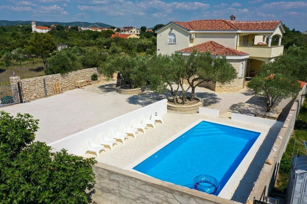 Bazén v ubytovaní Holiday house in Drage with terrace, air conditioning, WiFi, washing machine (4884-1) alebo v jeho blízkosti