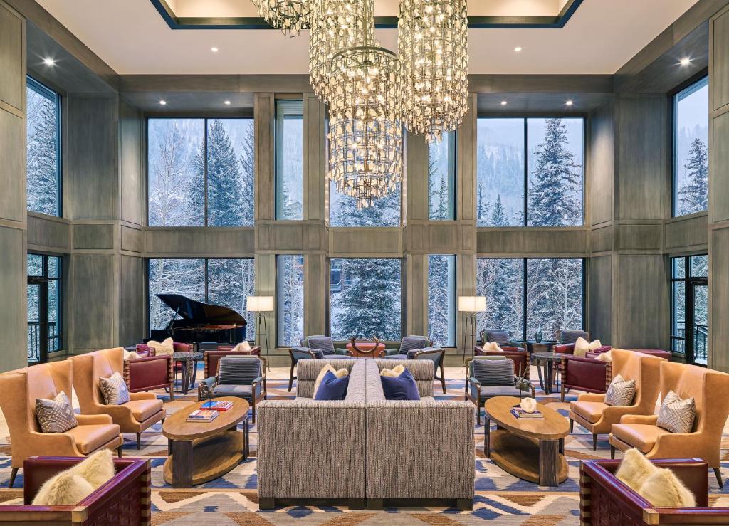 Posezení v ubytování Vail Residences at Cascade Village, a Destination by Hyatt Residence
