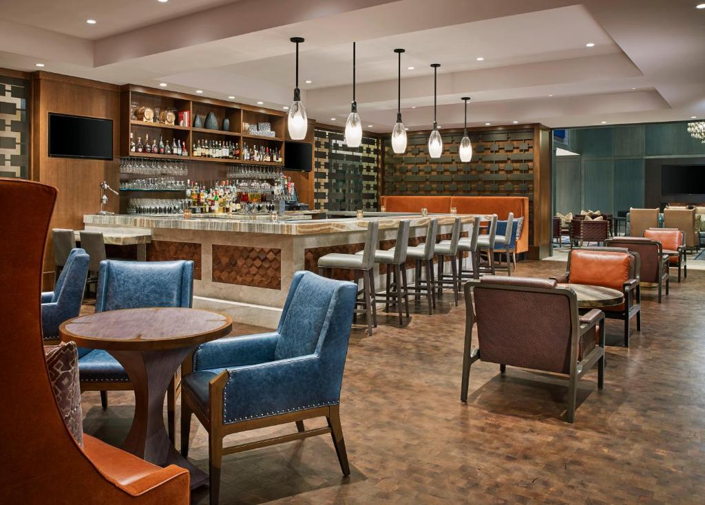 Lounge nebo bar v ubytování Vail Residences at Cascade Village, a Destination by Hyatt Residence