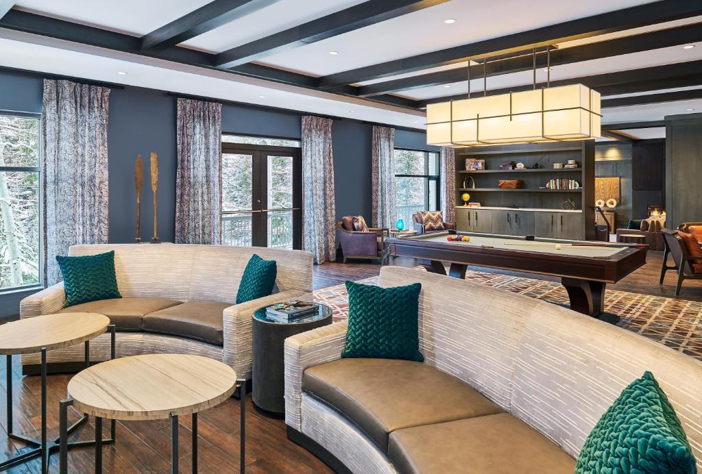 Posezení v ubytování Vail Residences at Cascade Village, a Destination by Hyatt Residence
