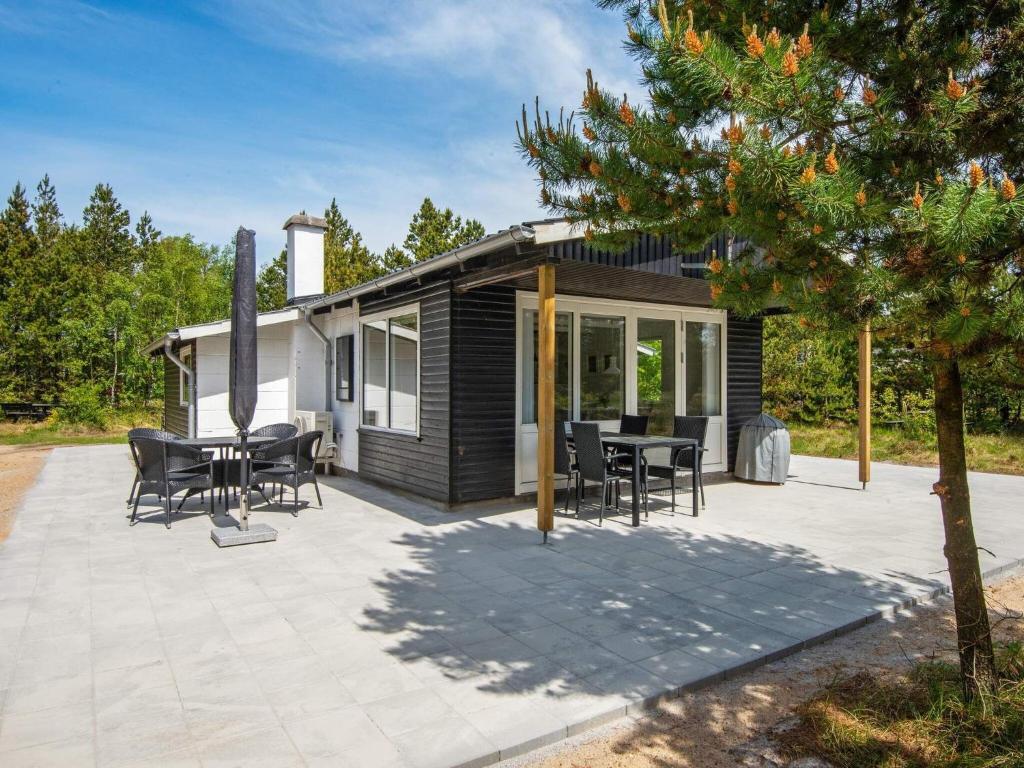 ロモ・キルケビーにある4 person holiday home in R mのパティオ(椅子、テーブル付)、