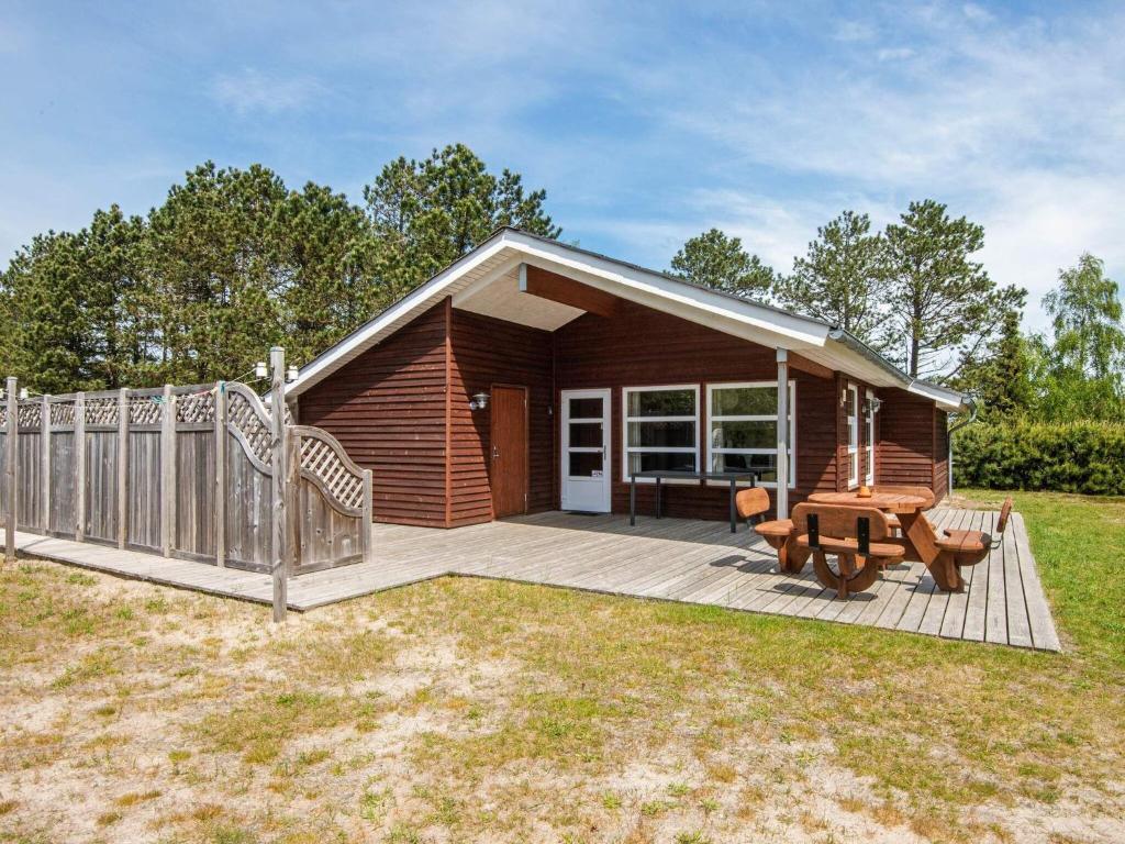 une petite cabine avec une terrasse et un grill dans l'établissement Holiday home Rømø XXVIII, à Rømø Kirkeby