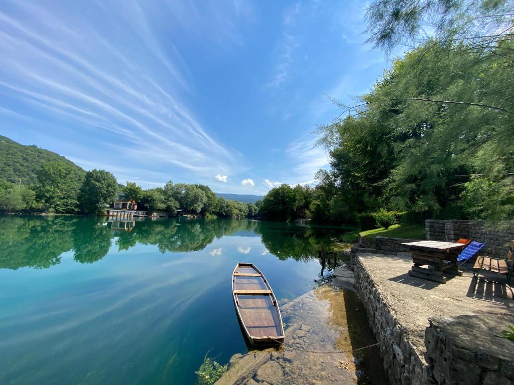 un barco sentado en medio de un lago en Una Verde, en Bihać