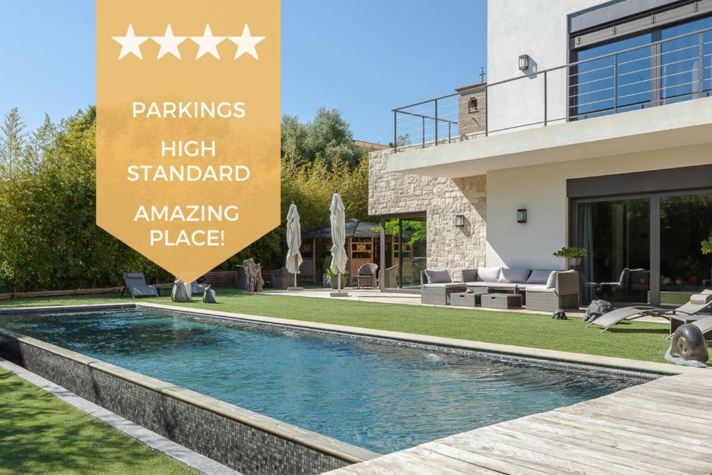 une piscine devant une maison dans l'établissement Villa in Juan-Les-pins with heated pool, à Antibes