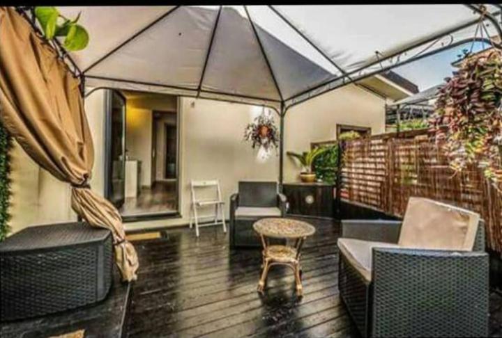 patio con sedie e tavolo su una terrazza di Locanda Sapori a Sanremo