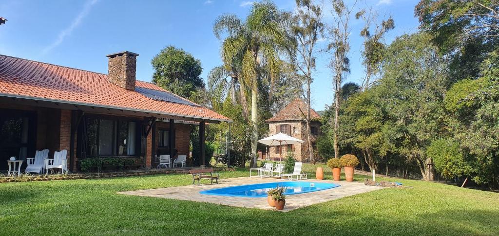 uma casa com piscina no quintal em Malbec Casa Hotel em Bento Gonçalves