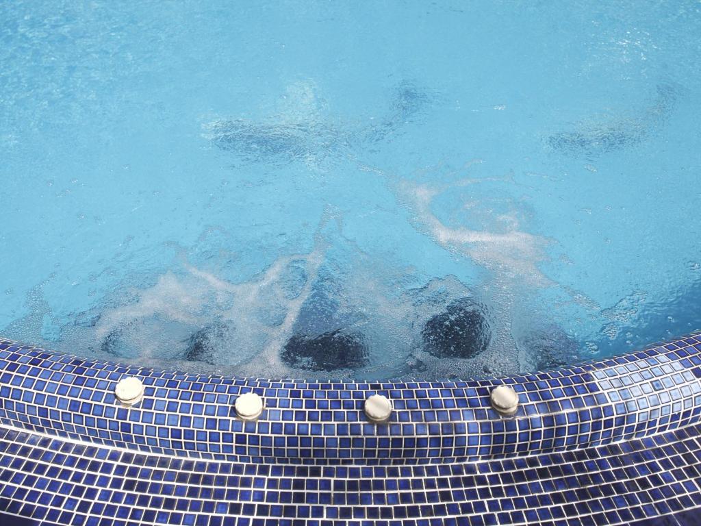Der Swimmingpool an oder in der Nähe von Kata Sea View Villas