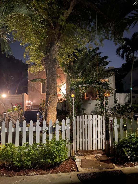 een wit hek voor een boom bij Ne Miami Cottage in Miami