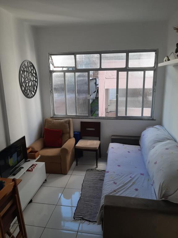 - un salon avec un lit et un canapé dans l'établissement Aconchego da Lapa, à Rio de Janeiro