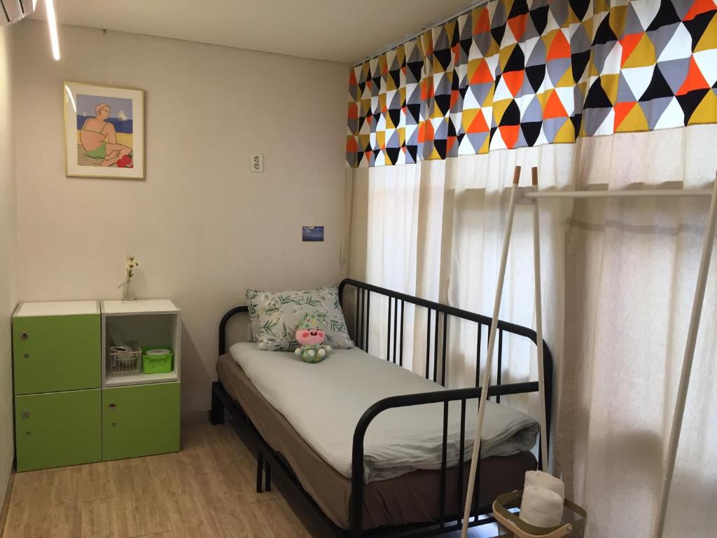 Giường trong phòng chung tại Inside Busan Hostel