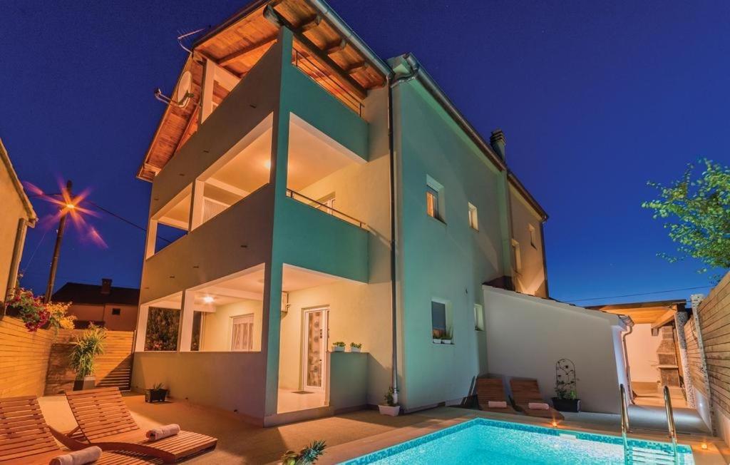 dom z basenem przed nim w obiekcie Apartment in Pakoštane with pool access, terrace, air conditioning, Wi-Fi, 3548-2 w Pakoštane