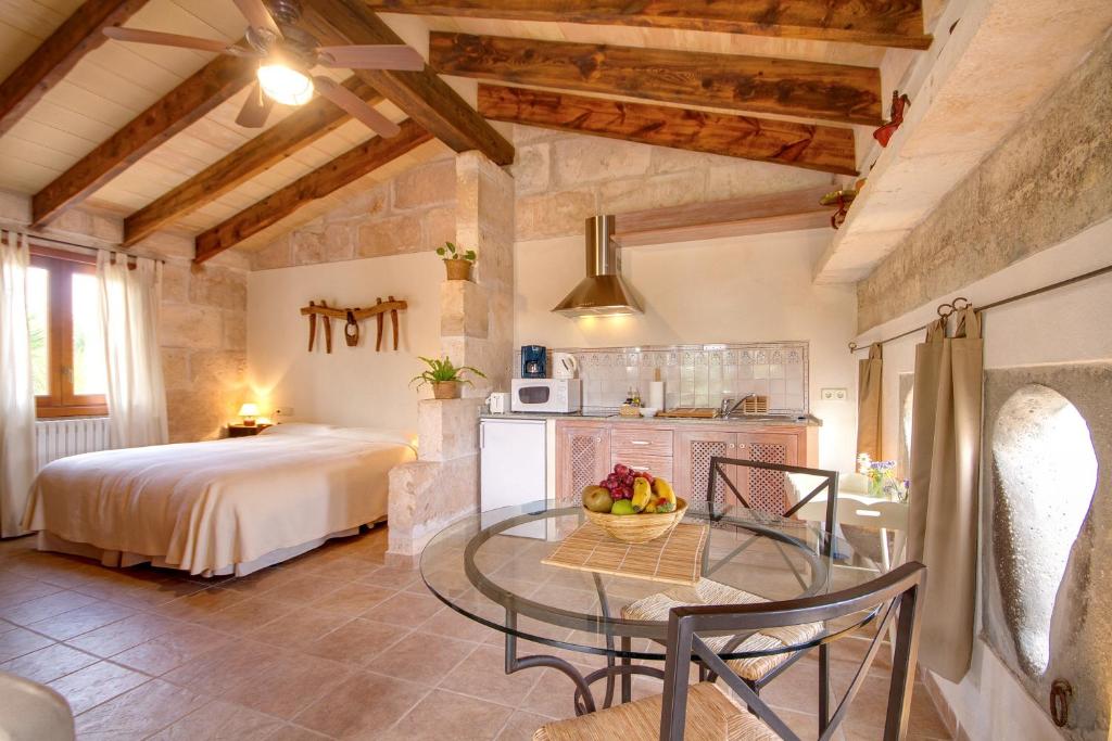 Postel nebo postele na pokoji v ubytování Finca Agroturismo Can Carro