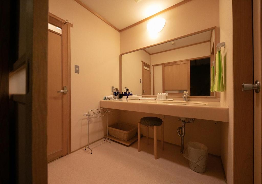 Yufuin Onsen Hinoharu Ryokan - Japanese-Style Room With Bathroom