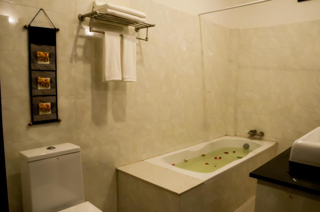 Koupelna v ubytování Private Boutique Home with Pool, The Fin Inn