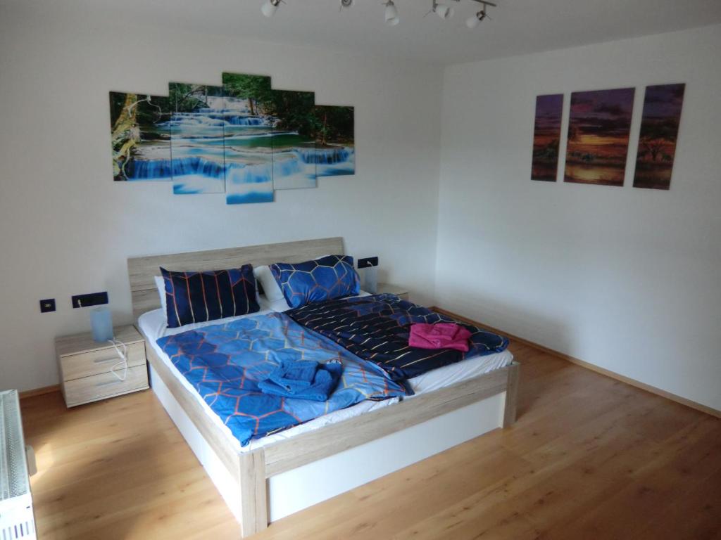 a bedroom with a bed with a painting on the wall at A25 FeWo 180qm mit 5 Schlafzimmer, 2 Badezimmer für bis zu 8 Personen in Abstatt