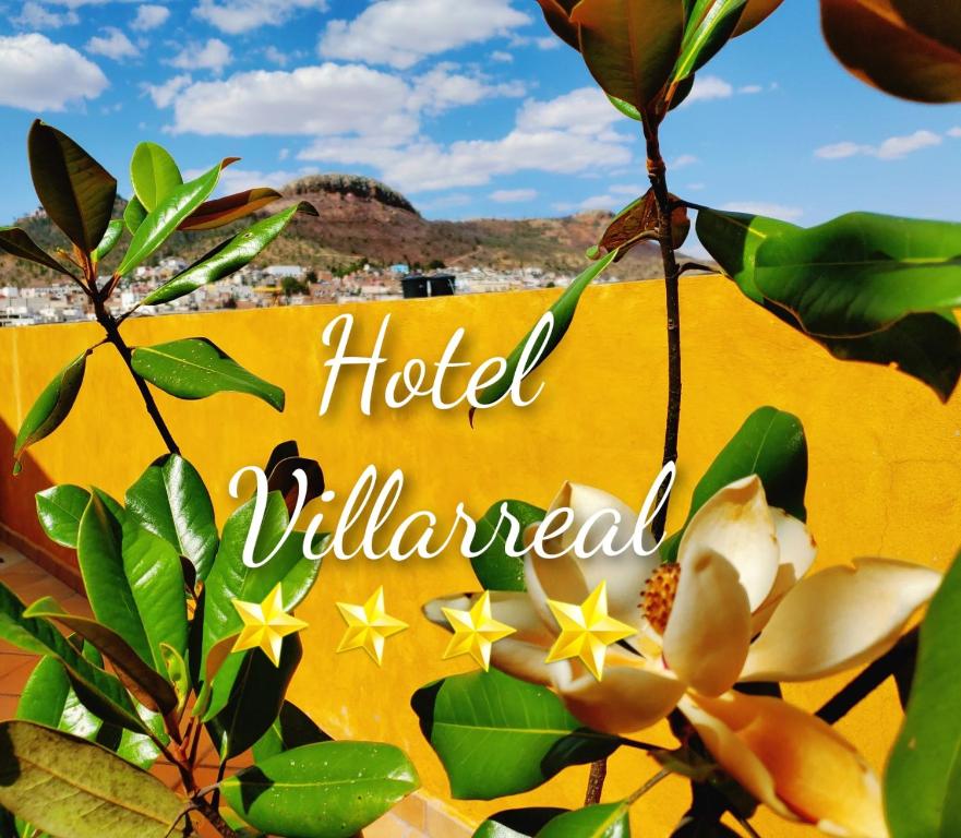 un panneau indiquant la nature sauvage de l'hôtel avec des fleurs jaunes dans l'établissement Hotel Villarreal, à Zacatecas