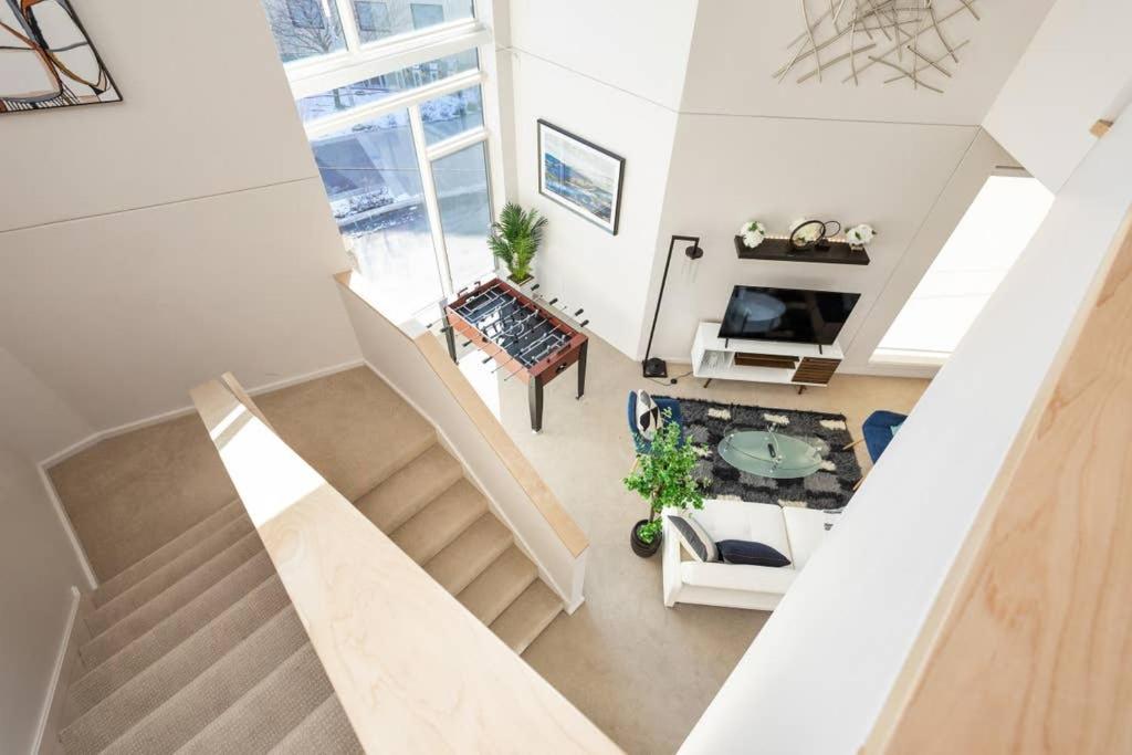 インディアナポリスにあるTWO Modern Penthouses on Mass by CozySuitesの階段付きのリビングルームのオーバーヘッドビュー
