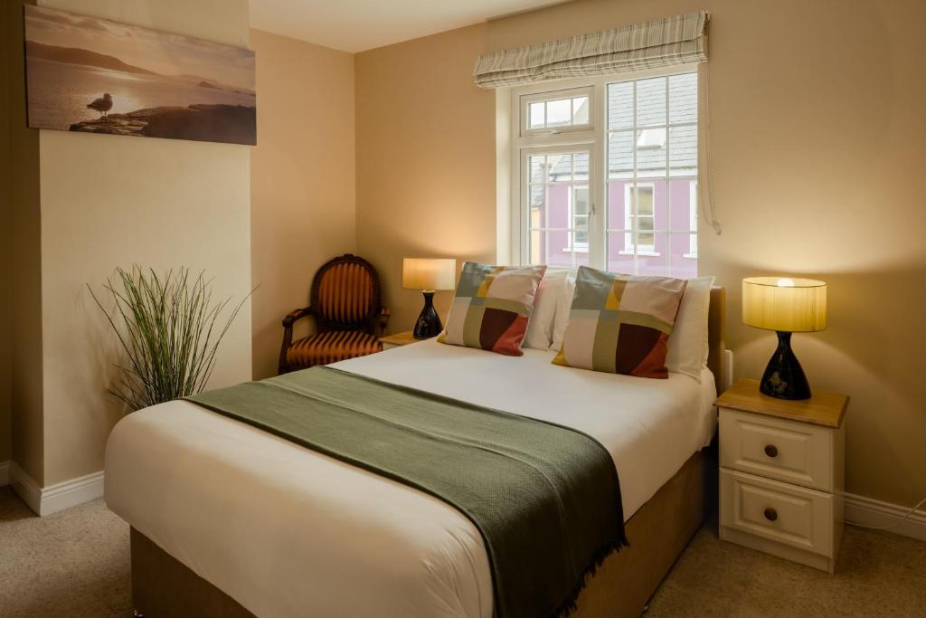 - une chambre avec un grand lit et une fenêtre dans l'établissement Seaview Heights, à Dingle