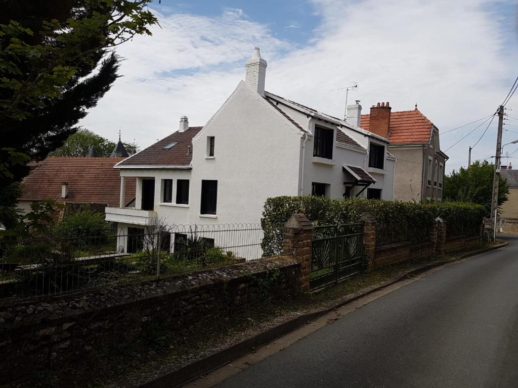 una casa blanca al lado de una calle en Le petit belge, en Montgivray