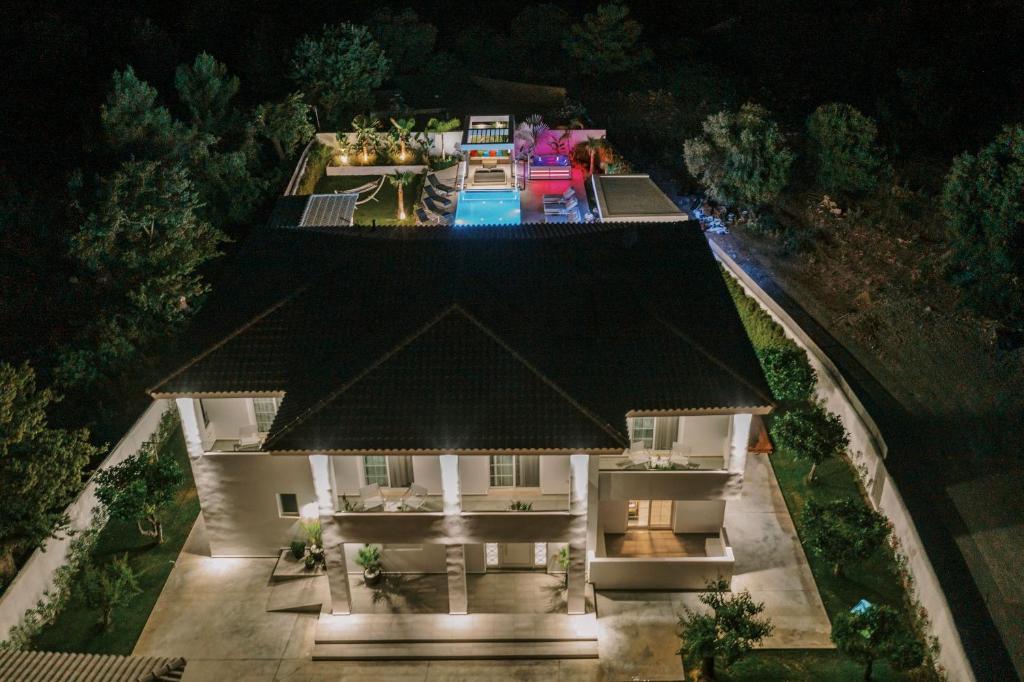 Bazén v ubytování M Mansion nebo v jeho okolí