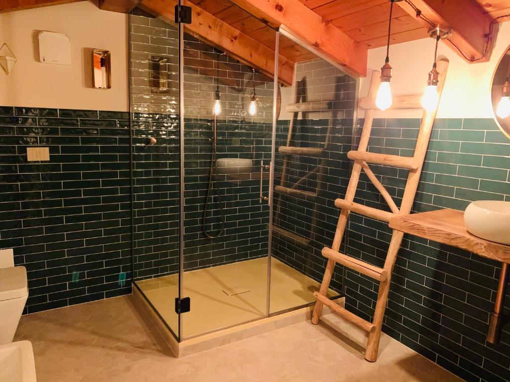 Kúpeľňa v ubytovaní Charming Attic Apartment With Balcony & Swimming Pool