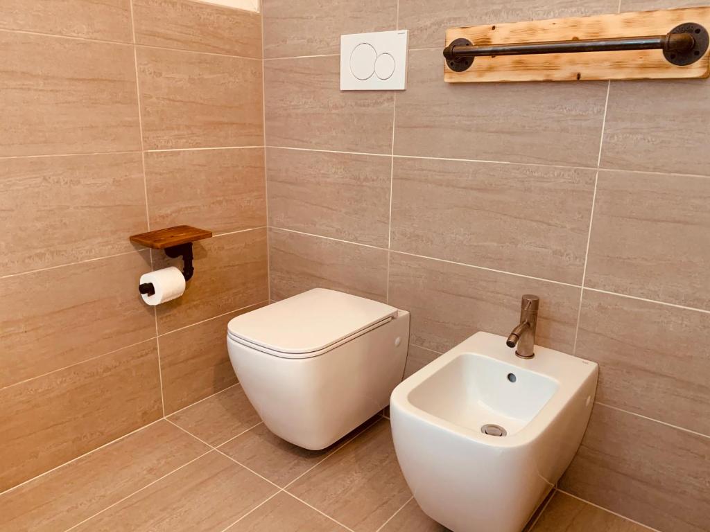 Kúpeľňa v ubytovaní Charming Attic Apartment With Balcony & Swimming Pool