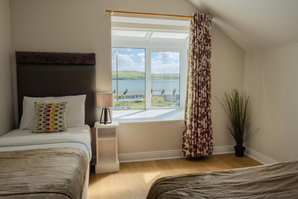 Postel nebo postele na pokoji v ubytování Dingle Harbour Lodge B&B