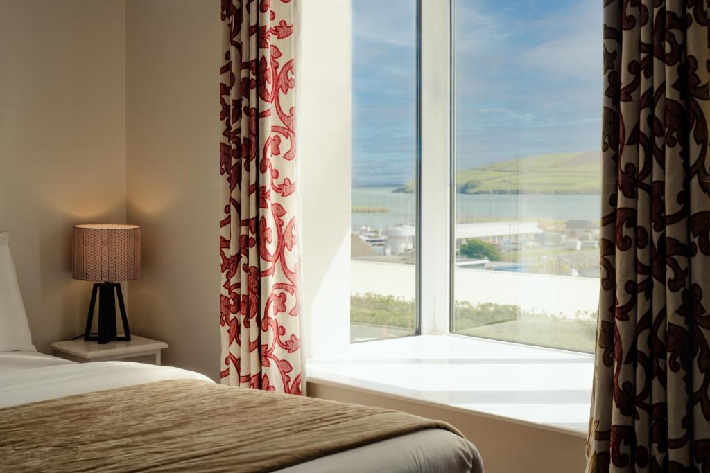 Postel nebo postele na pokoji v ubytování Dingle Harbour Lodge B&B
