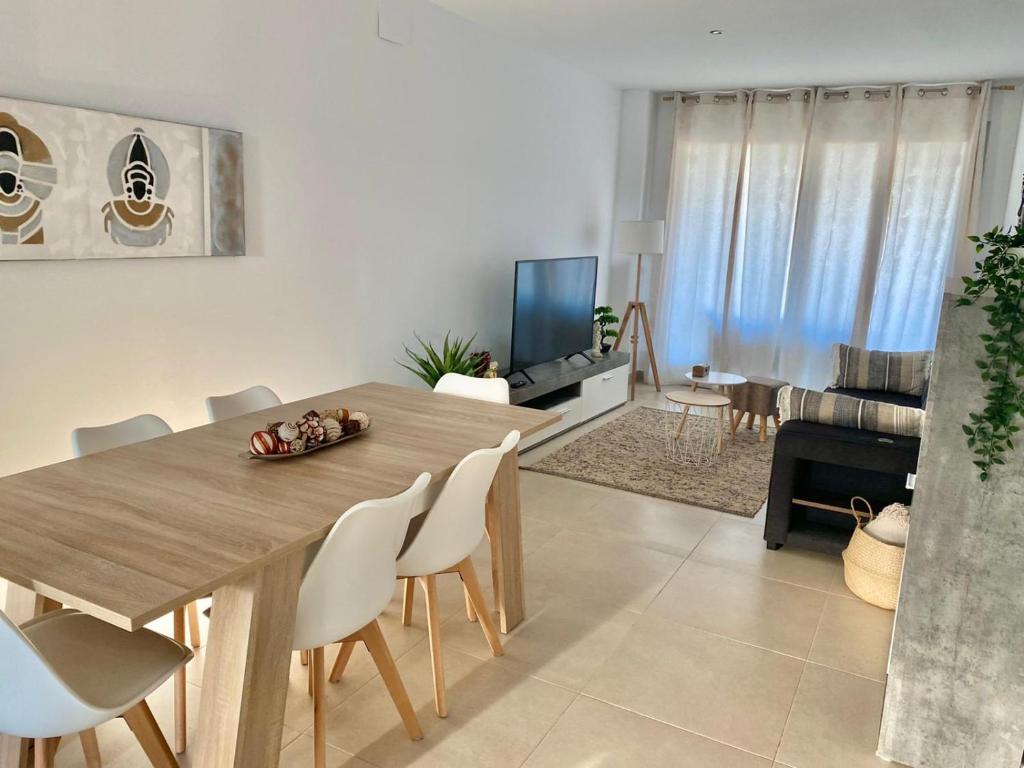 Televízia a/alebo spoločenská miestnosť v ubytovaní Apartamento playa y club náutico a 150m
