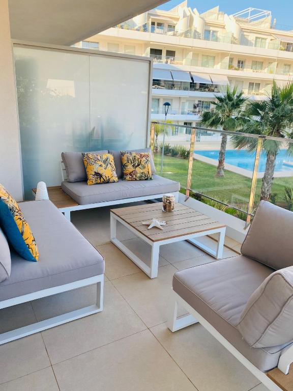 Posedenie v ubytovaní Apartamento playa y club náutico a 150m
