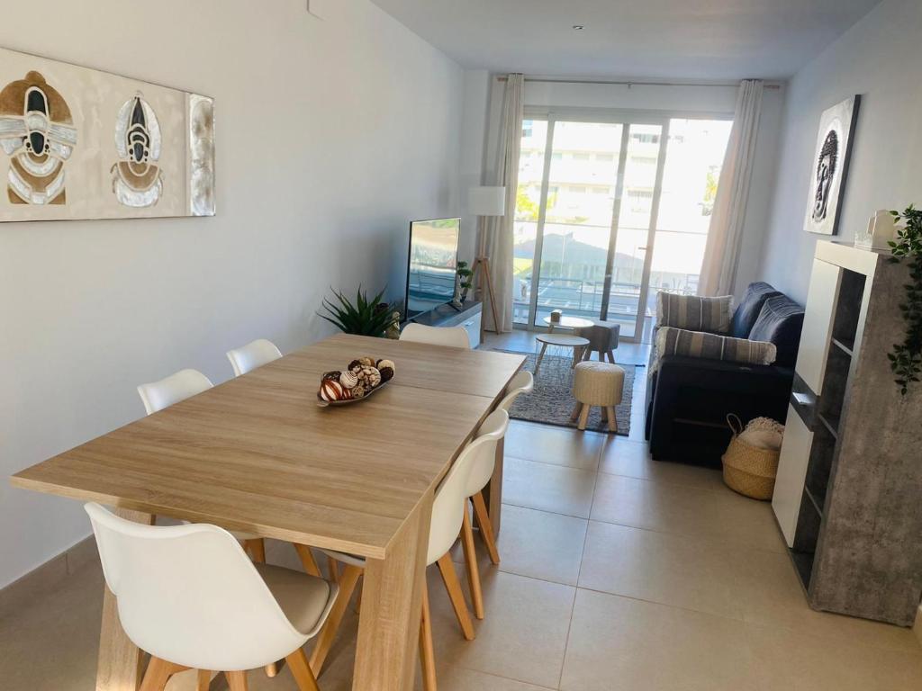 Televízia a/alebo spoločenská miestnosť v ubytovaní Apartamento playa y club náutico a 150m