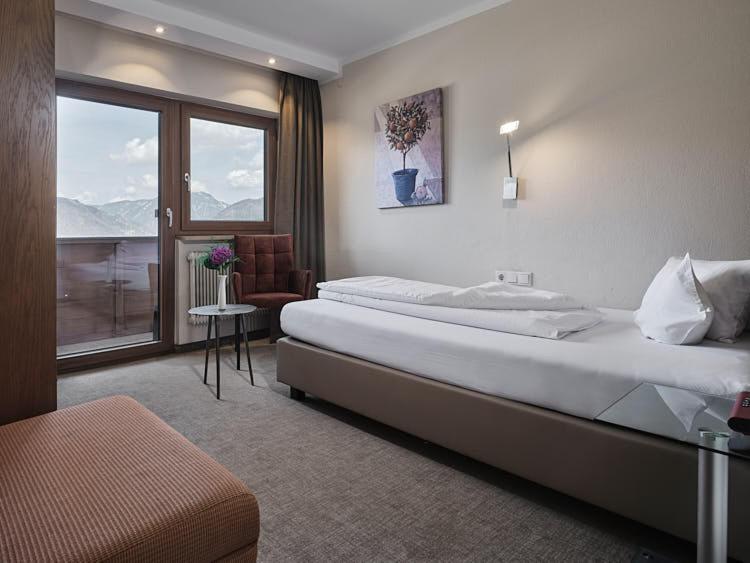 Postel nebo postele na pokoji v ubytování Hotel-Gasthof zur Schönen Aussicht