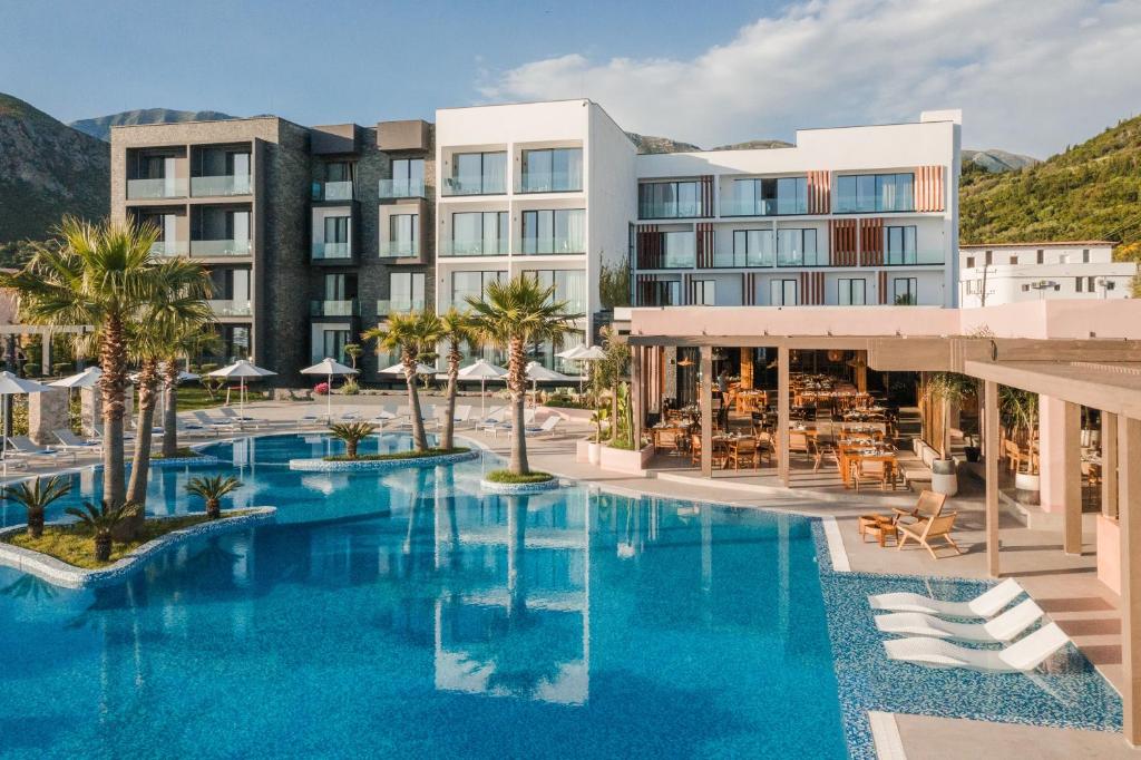 una imagen de un hotel con una gran piscina en Miamar Luxury Hotel & Spa en Himare