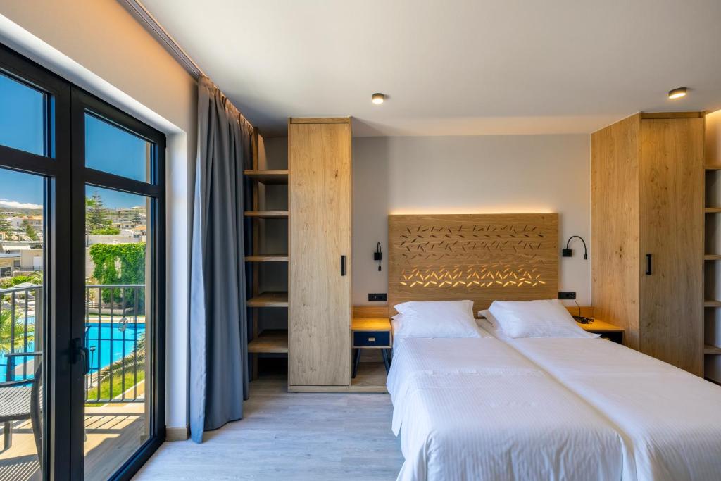 Postel nebo postele na pokoji v ubytování Atlantis Beach Hotel