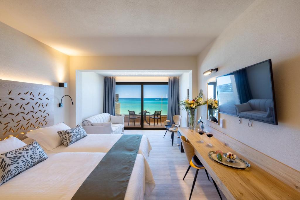Postel nebo postele na pokoji v ubytování Atlantis Beach Hotel