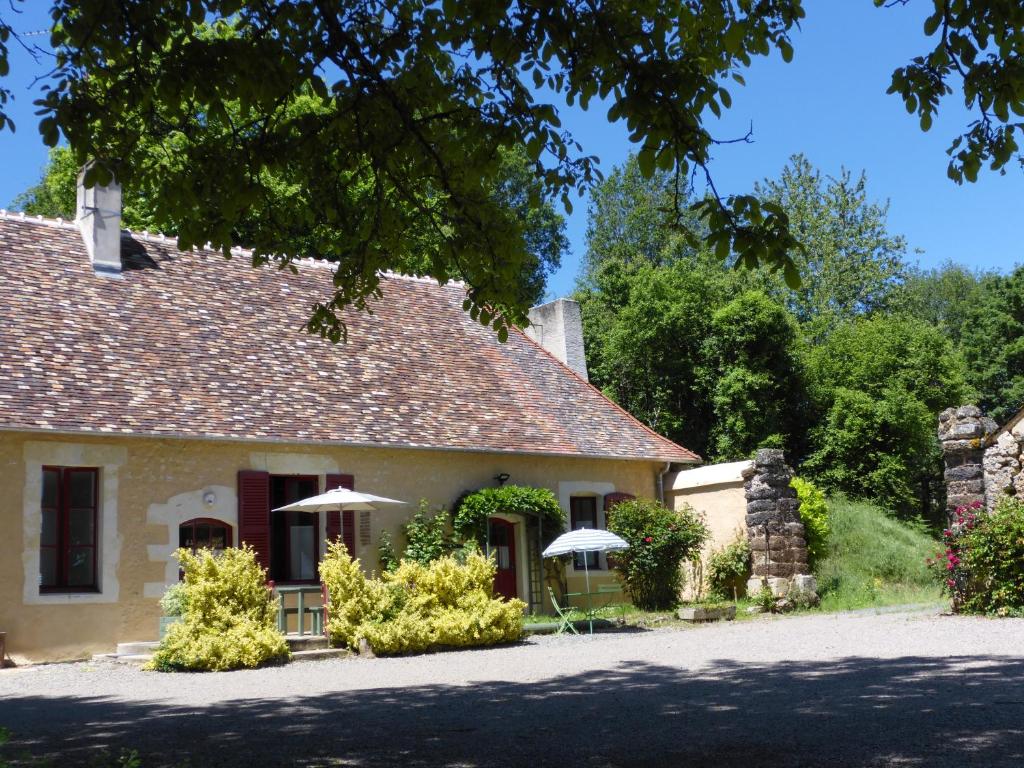 una casa con techo y entrada en La petite Bardouillère, en Courdemanche