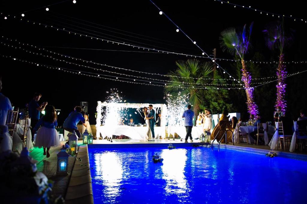 Bazén v ubytování Larnaca Mansion Ideal for 3 Families or more nebo v jeho okolí