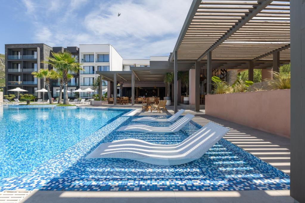 Bazén v ubytování Miamar Luxury Hotel & Spa nebo v jeho okolí