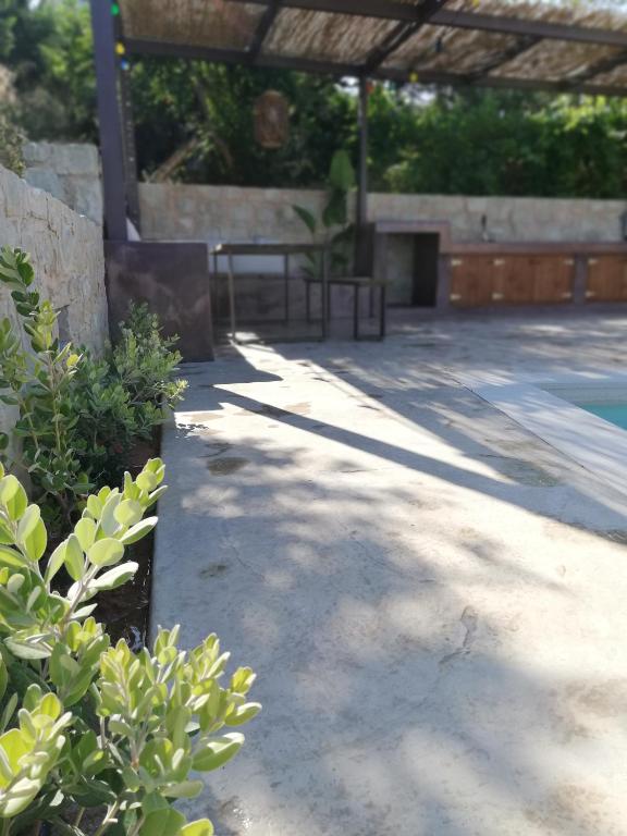 Bazén v ubytovaní Apithano Heated pool on demand alebo v jeho blízkosti