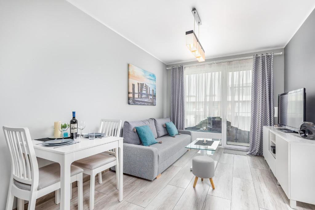 Televízia a/alebo spoločenská miestnosť v ubytovaní Apartamenty Osiedle Bursztynowe III by Noclegi Renters