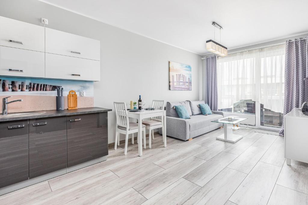 Kuchyňa alebo kuchynka v ubytovaní Apartamenty Osiedle Bursztynowe III by Noclegi Renters