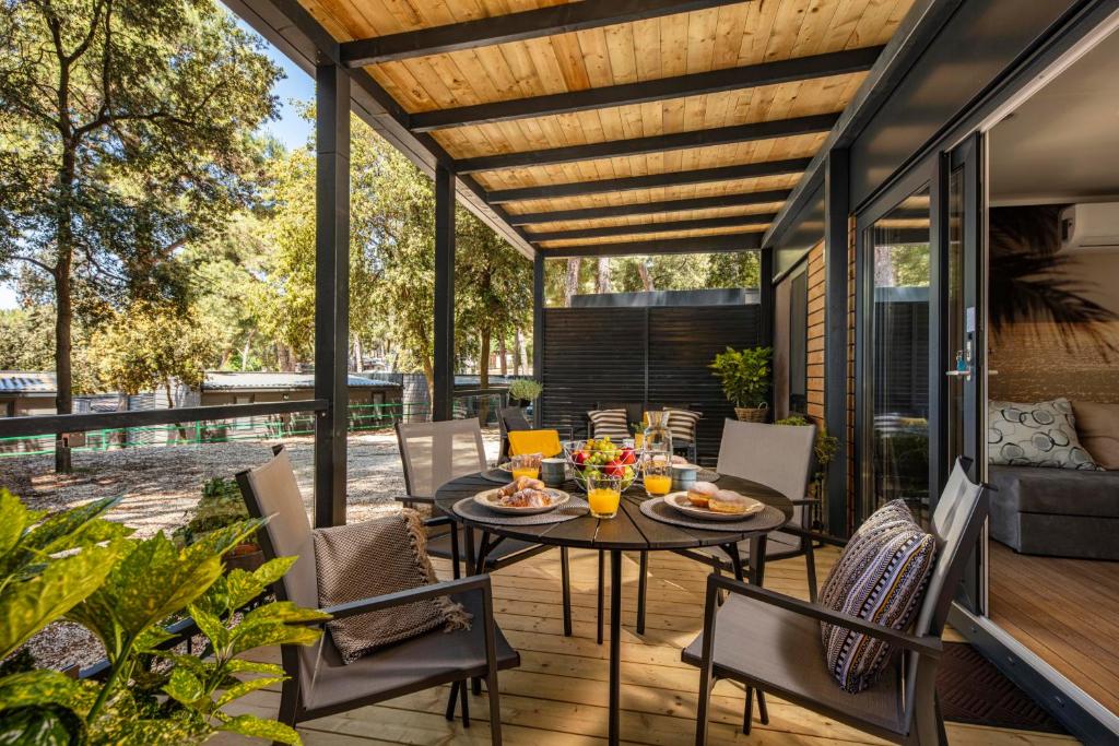 Balkón nebo terasa v ubytování Porton Mobile Home