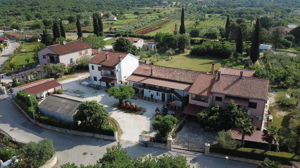 eine Luftansicht eines großen Hauses in einem Dorf in der Unterkunft The Golden Well in Rovinj