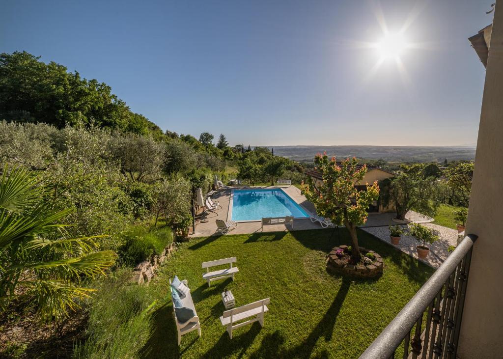 una vista dal balcone di una villa con piscina di Casa Clara a Montecchio