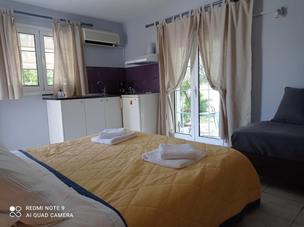 a bedroom with a bed with towels on it at Sivotahomes-blu in Syvota