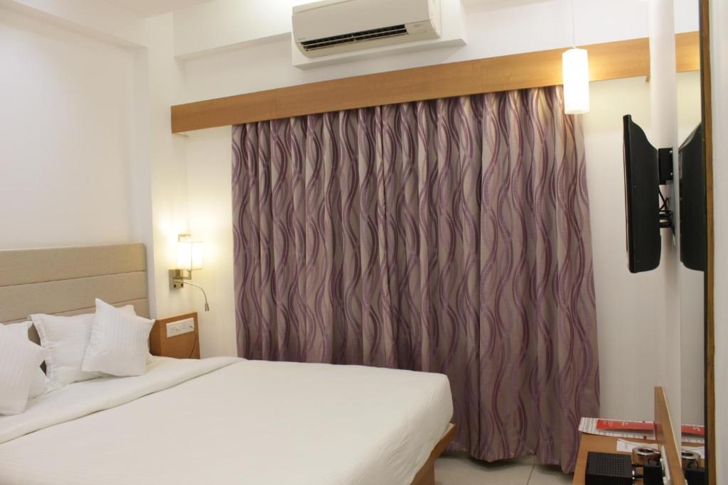 Postel nebo postele na pokoji v ubytování Hotel Ashray Inn