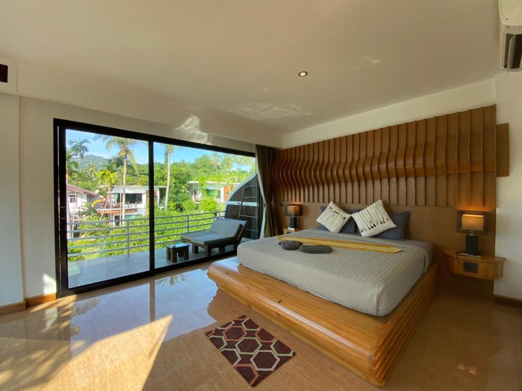 AC 2 Resort في كو تاو: غرفة نوم بسرير كبير ونافذة كبيرة