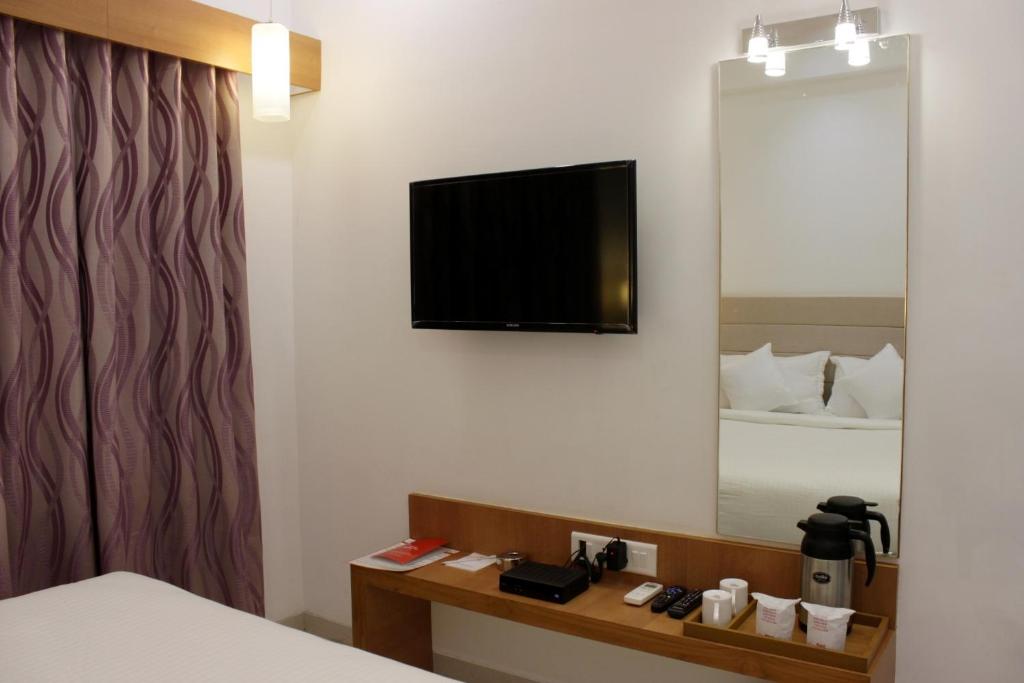 TV a/nebo společenská místnost v ubytování Hotel Ashray Inn
