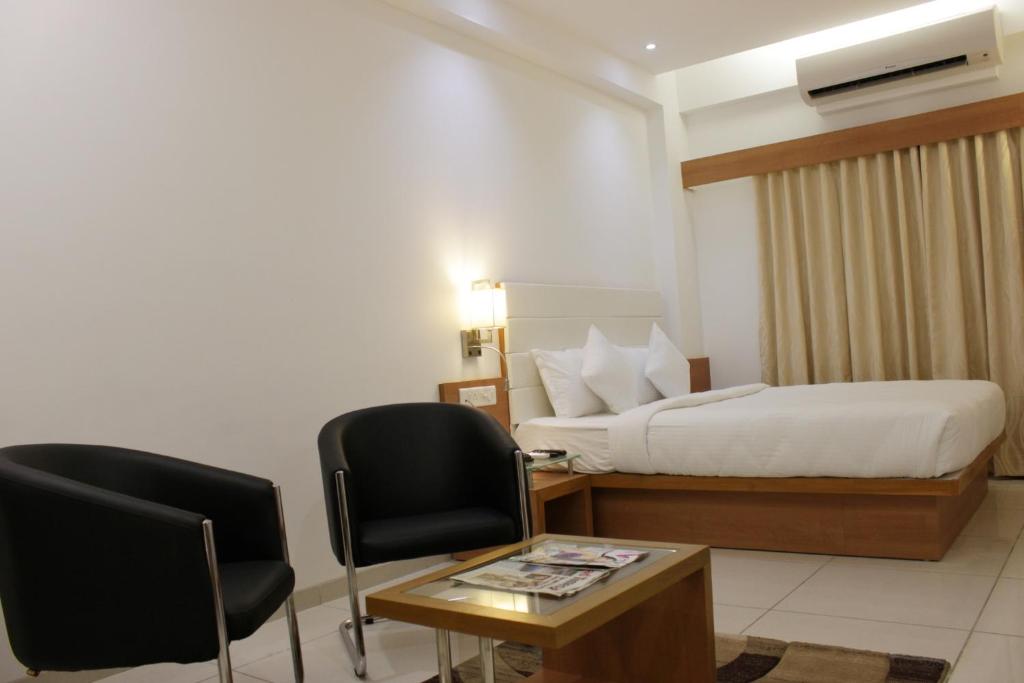Postel nebo postele na pokoji v ubytování Hotel Ashray Inn
